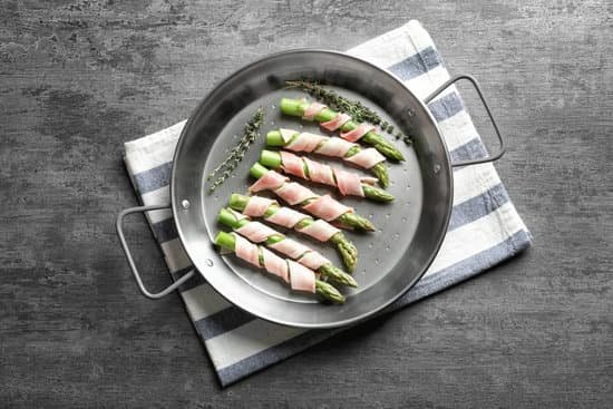 canva plate with bacon wrapped asparagus on light background MAD9UOBHH4U
