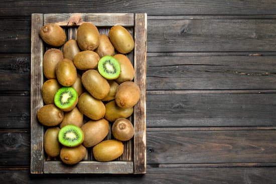 canva ripe kiwi fruit in a wooden tray MAEP7LUMy6M