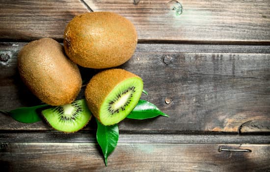 canva ripe kiwis on wood copy space MAEPp7kZgtM