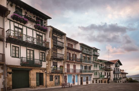 canva row of apartment buildings in hondarribia MAEOYrHLmMo