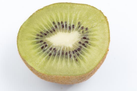 canva slice of kiwi isolated in white MAEliNAiRJ4