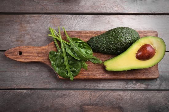 canva sliced avocado with spinach on wooden board MAD Qrb19Vk