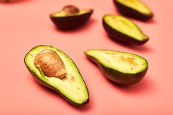 canva sliced avocados on a pink background MAEEE0MmSVE