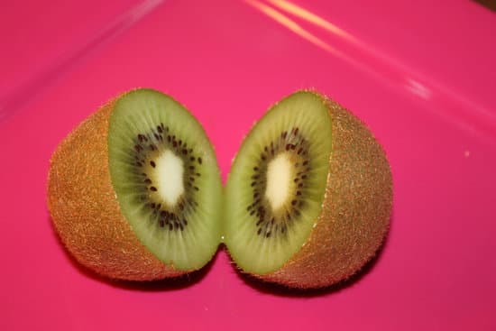 canva sliced kiwi on pink background MAEFkMQE6mg