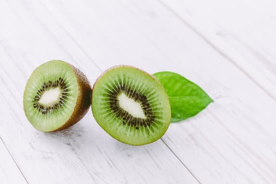 canva sliced kiwi on wooden background MAEGnnHjku0