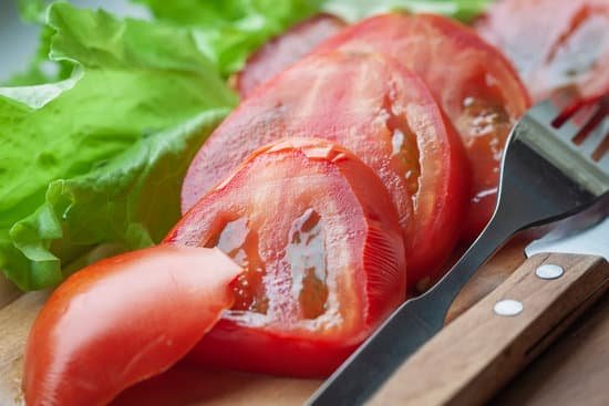 canva sliced tomatoes and lettuce MAECuioX0co