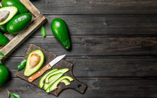 canva slices of avocado and avocado on a dressing. MAEPmh8Kyng