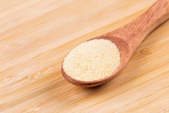 canva spoon full of garlic powder on wooden cutting board MAD7Meoog A