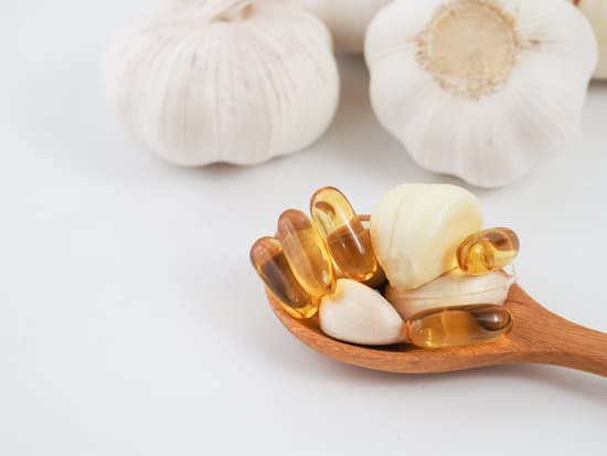 canva spoon with garlic and gel capsules MAERDlSI63M