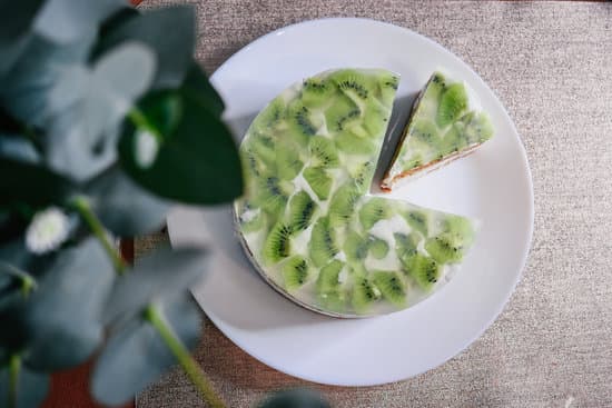 canva vegan kiwi green cake MAEObq8vK90