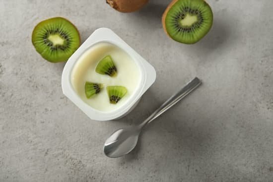 canva yogurt with fresh kiwis MAD70twXwBk