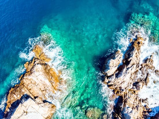 canva aerial view of sea and rocks MAEMP3UVnNI