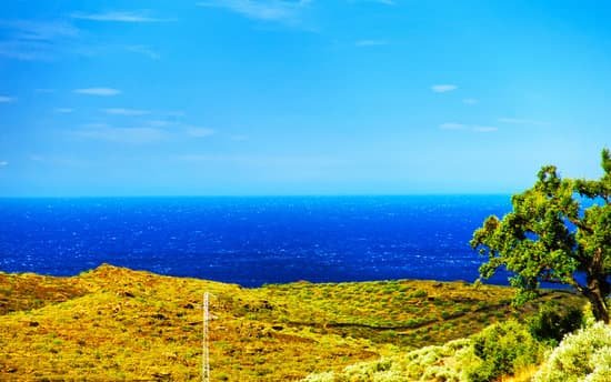 canva countryside near the sea MAD7ElsSM4M