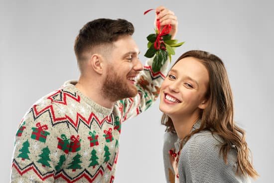 canva couple with a mistletoe MAEE0RCayKc