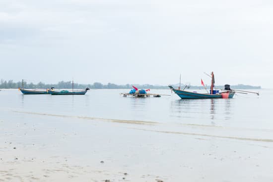 canva fishing boats on the sea MAESbFybr9s