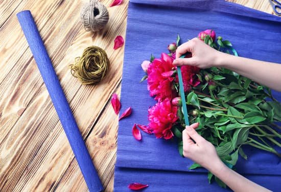 canva florist making bouquet of peonies in flower shop MAD9bZd439k