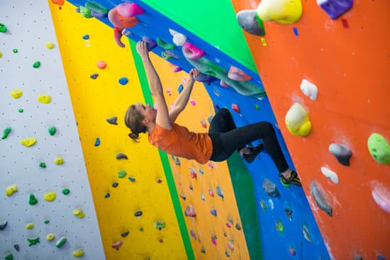 canva girl during indoor climbing gym MAEiRWXqPGY