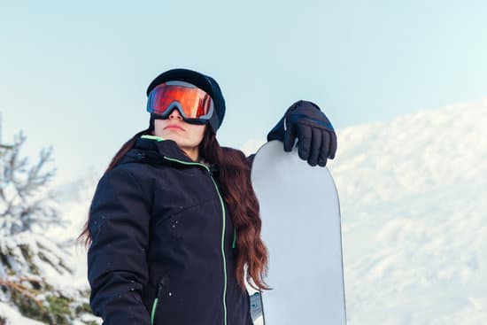 canva girl holding her snowboard MAEOUegyrtQ