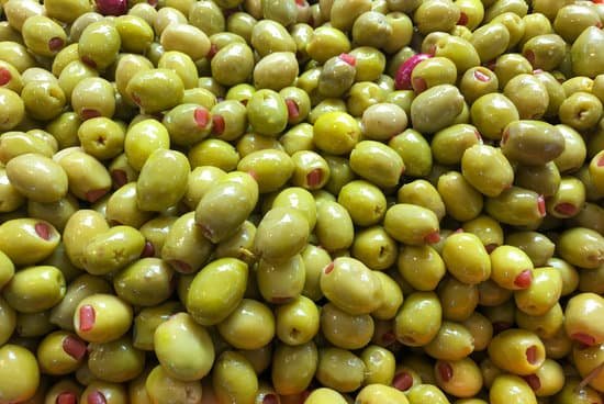 canva green olives at the market MAEDITE0A8s