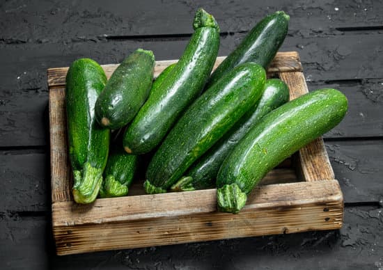 canva green zucchini in wooden tray MAEPs1zbICM