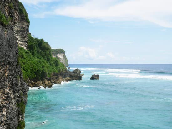 canva high cliff by the sea in pura luhur uluwatu MAEMmf Tvm4