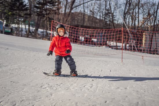 canva little boy snowboarding in winter MAELBSmDyGA