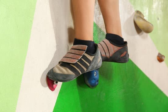 canva little child climbing on wall in gym MAD9UGdaWFk