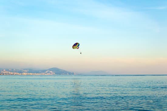 canva man parasailing at sea MAEJIRznbMw