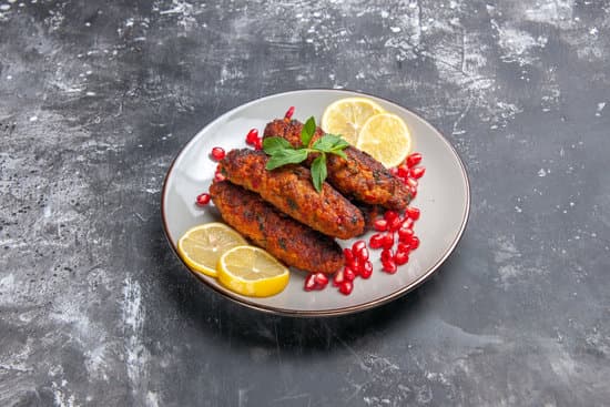 canva meat cutlets with lemon slices on a plate MAEQohT2rTE