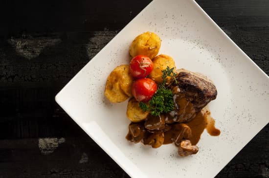 canva meat with potatoes on a plate flatlay MAESbH1v4o8