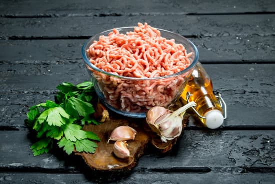 canva minced meat in a bowl with green parsley and tomatoes MAEPZH78Lwc