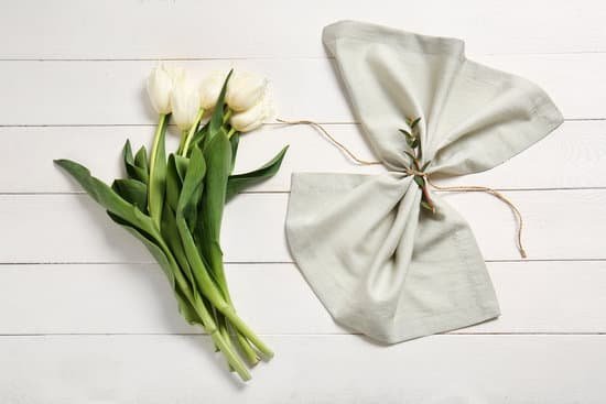 canva napkin with tulips on wooden background MAD8G1vPePg