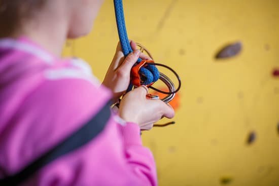 canva people climbing in indoor climbing gym MAEMg1UXROw