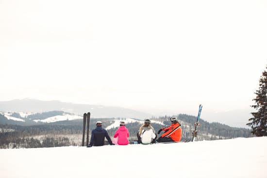 canva people snowboarding in the mountains MAEWQCK8C3w