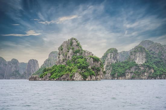 canva picturesque sea landscape in ha long bay vietnam MAEQqOlyo0Y