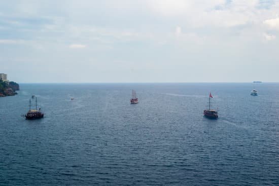 canva ships on the sea MAEJORwCMW0