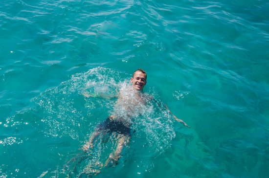 canva smiling man swimming in the sea MAEQNVhw1LM