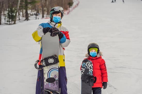 canva snowboard instructor teaching little boy to snowboard MAEM Mp7BU0