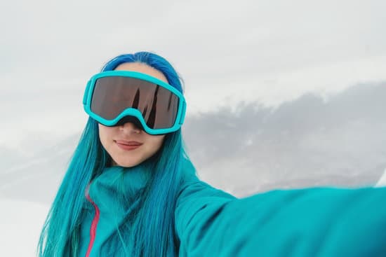 canva snowboarder doing selfie MAEbb5GU Yc