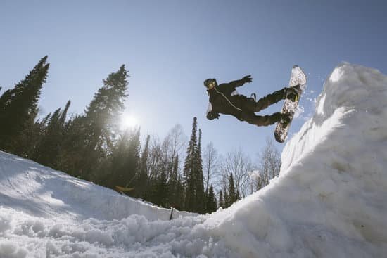 canva snowboarder male jumping on quarter pipe snowboard in winter sunny day. freestyle snowboard training MAD 3Bbotpk