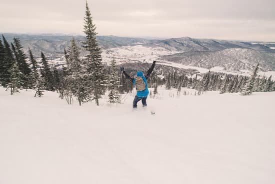 canva snowboarder male riding on snowboard in snow powder MAD1Xjwvwd4