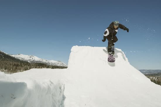 canva snowboarder man jumping on quarter pipe snowboard in winter sunny day. freestyle snowboard training MAD 3IFQowg