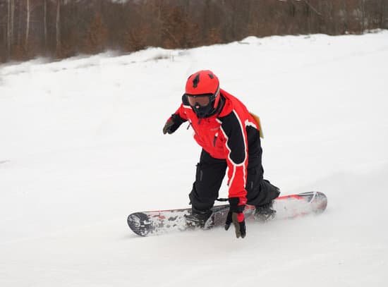 canva snowboarder skiing down mountain MADV2w3f0HY