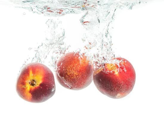 canva three peaches falling into water with splash MAEL8flbjJQ
