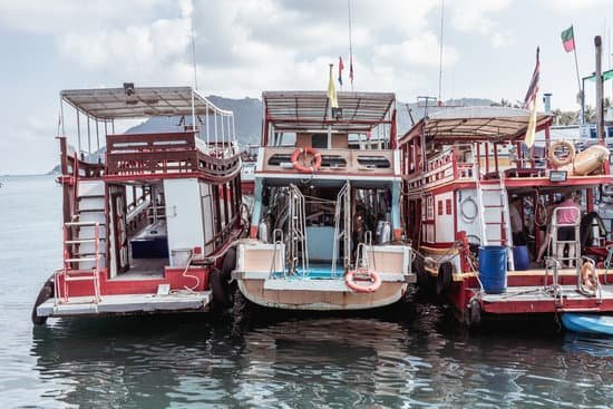 canva tourist boats in thailand at sea MAED8PsslPI