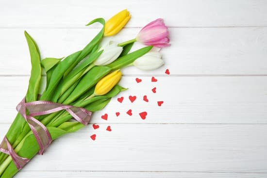 canva tulips on wooden background MAD9W6oJTyU