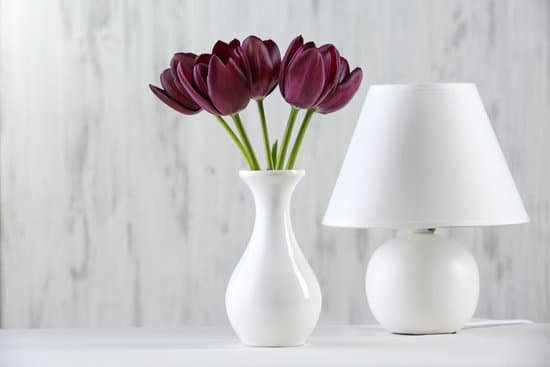 canva violet tulip in vase with lamp MAD MVuPLXw