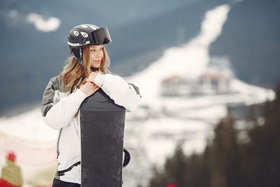 canva woman in helmet with snowboard outdoor MAEWQN0DMRw