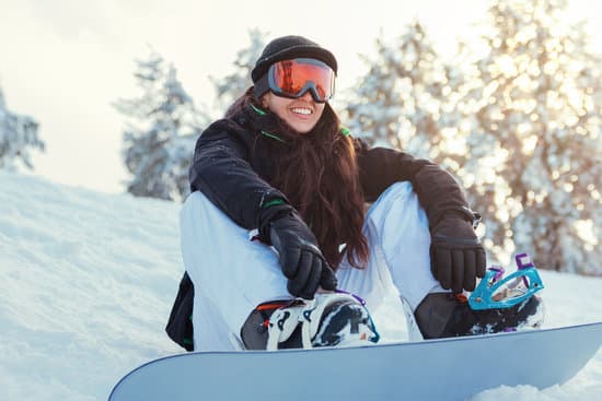 canva woman snowboarder sitting on the snow MAEOUQ1F8 c