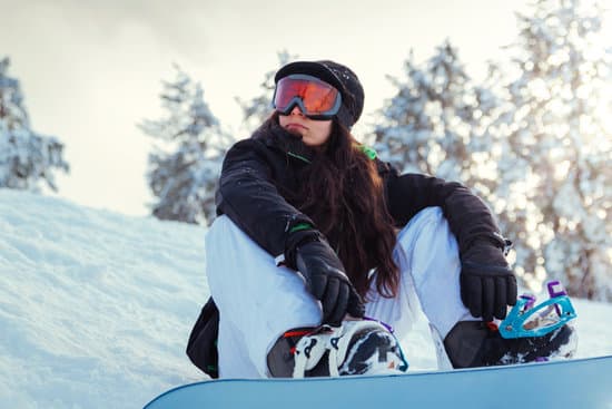 canva woman snowboarder sitting on the snow MAEOUY2jvgw